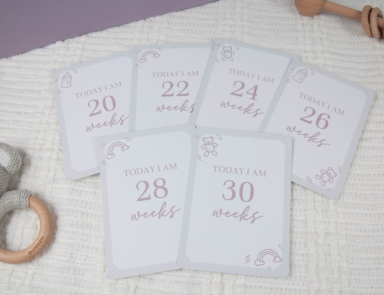 pregnancy milestone cards displaying the number of weeks pregnant